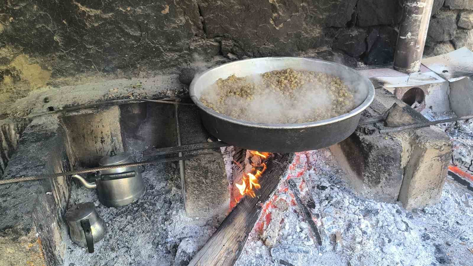 Erzurum Uzundere’de pekmez kazanları kaynıyor