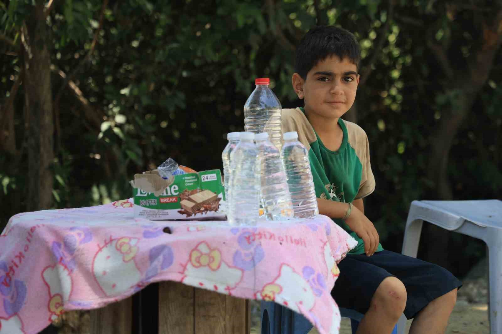 Yaşı k&uuml;&ccedil;&uuml;k diye sanayiye alınmayan &ccedil;ocuk, su satarak bisiklet parasını biriktiriyor
