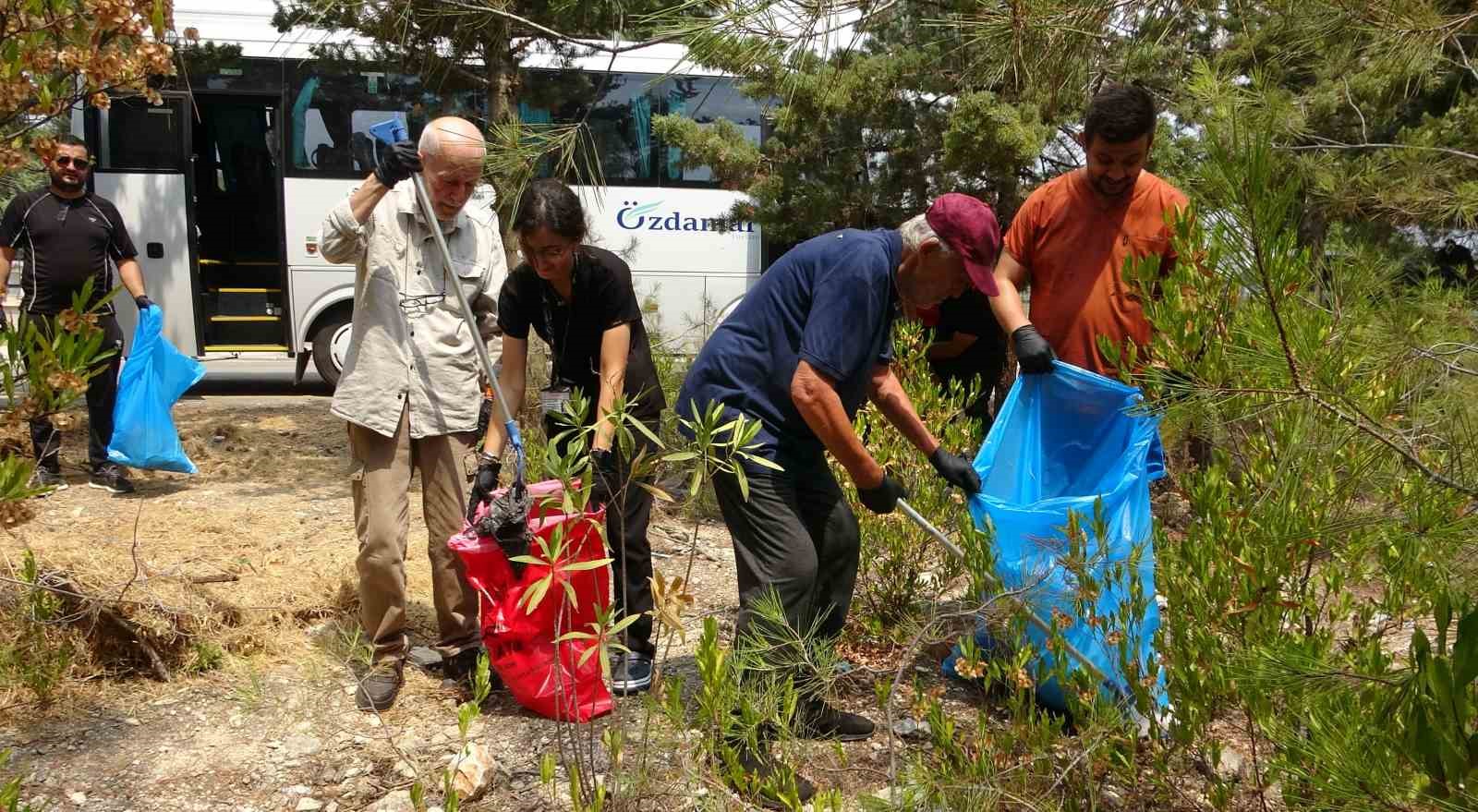 Mersin’de yaşlı bakım merkezi sakinlerinden orman yangınlarına karşı örnek davranış