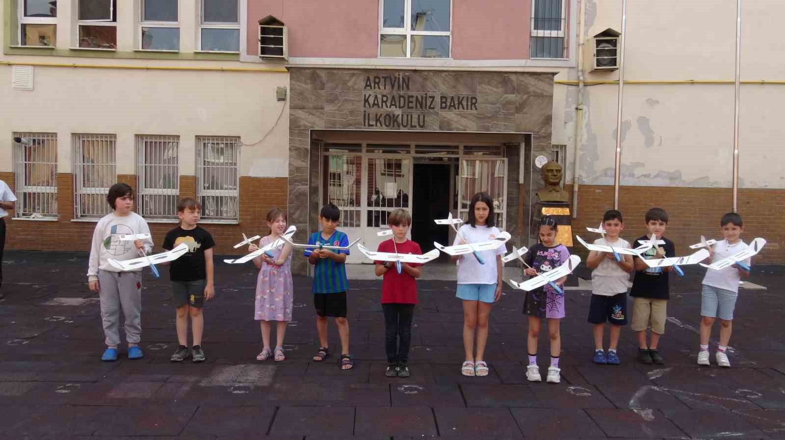 Artvin’de miniklere model uçak eğitimi
