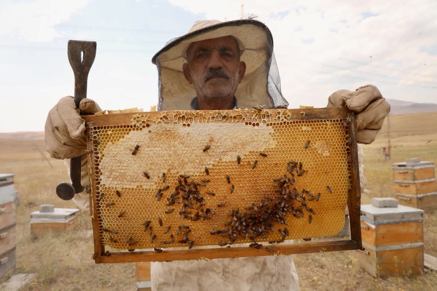 Emekli imam ve eşi zorlu yayla şartlarında &uuml;retimden vazge&ccedil;miyor

