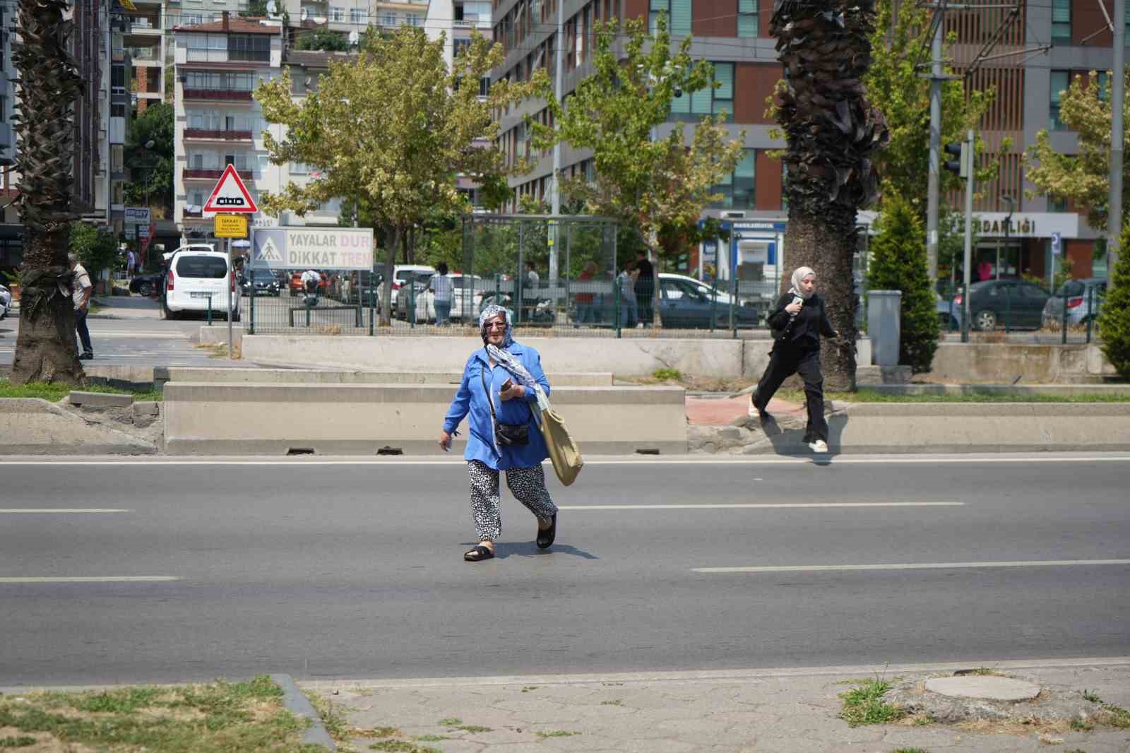 Yayaların &ouml;l&uuml;mle burun buruna ge&ccedil;iş yarışı
