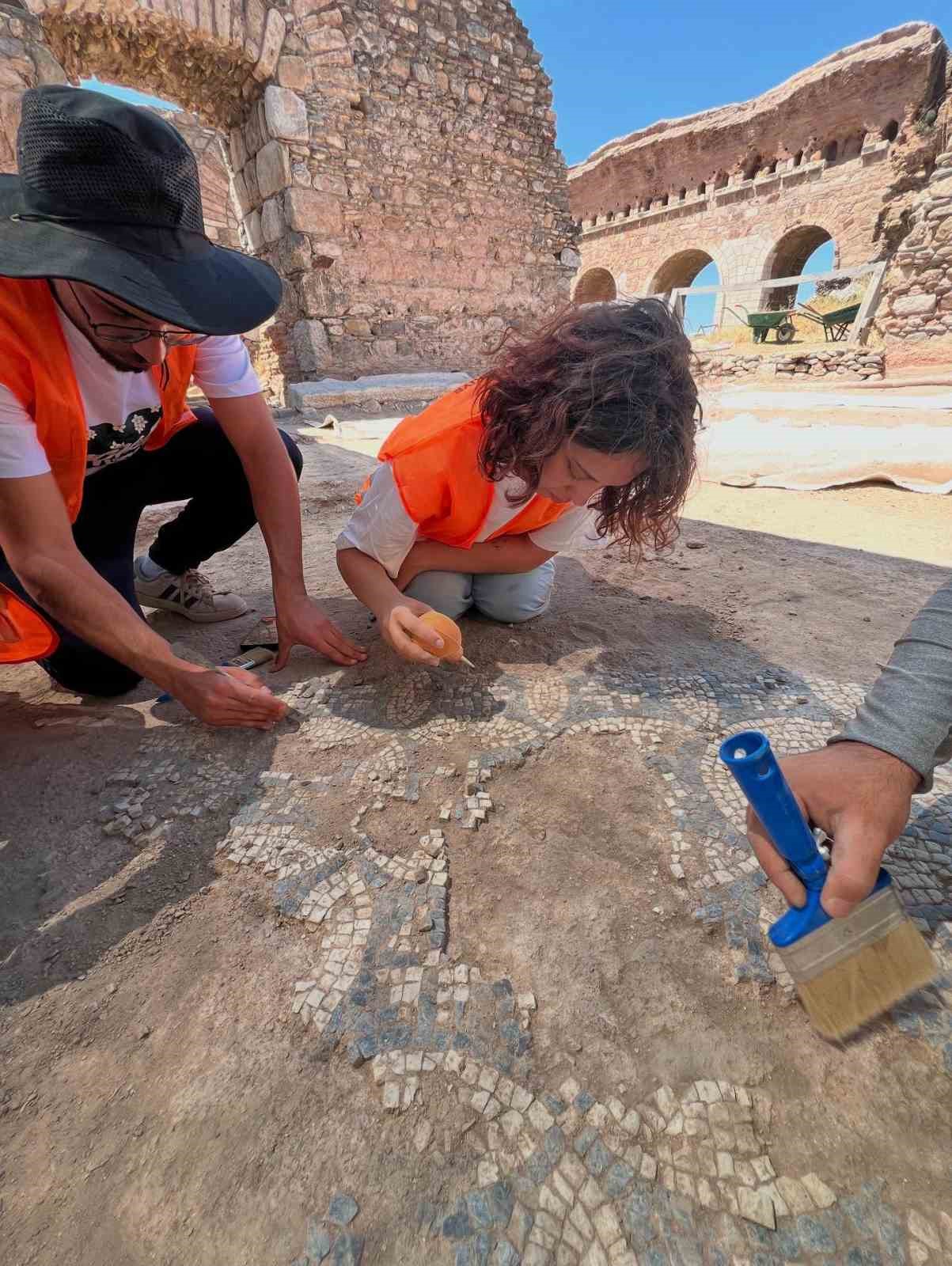 Tralleis’te çalışmalar mozaik havuzunda yoğunlaştırıldı