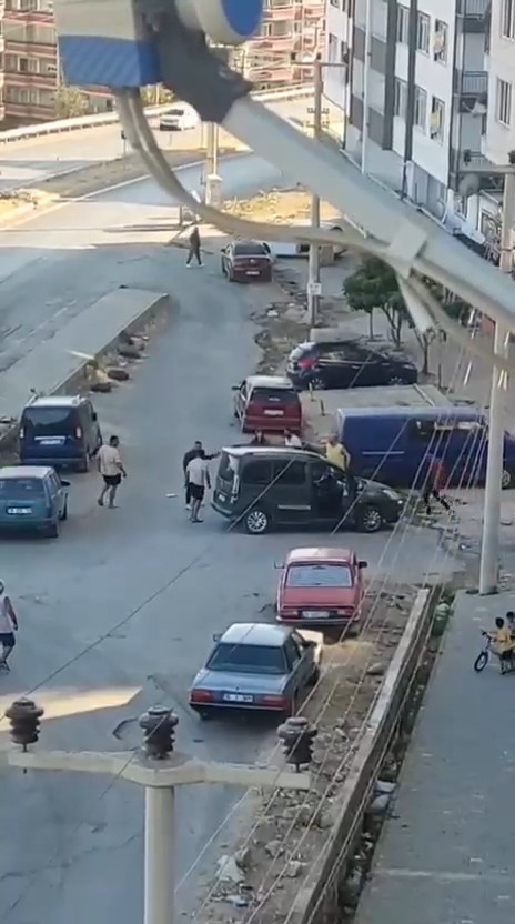 Edremit&rsquo;te sopalı alacak verecek kavgası kameraya yansıdı

