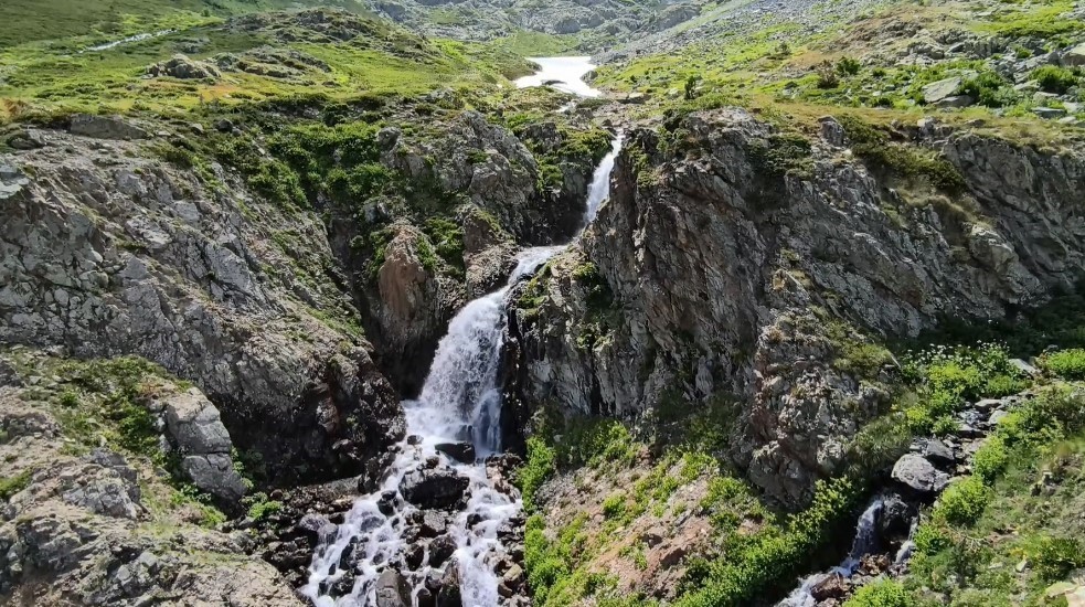 Sıcaklardan kaçıp Yusufeli’nin zirvelerinde serinliyorlar
