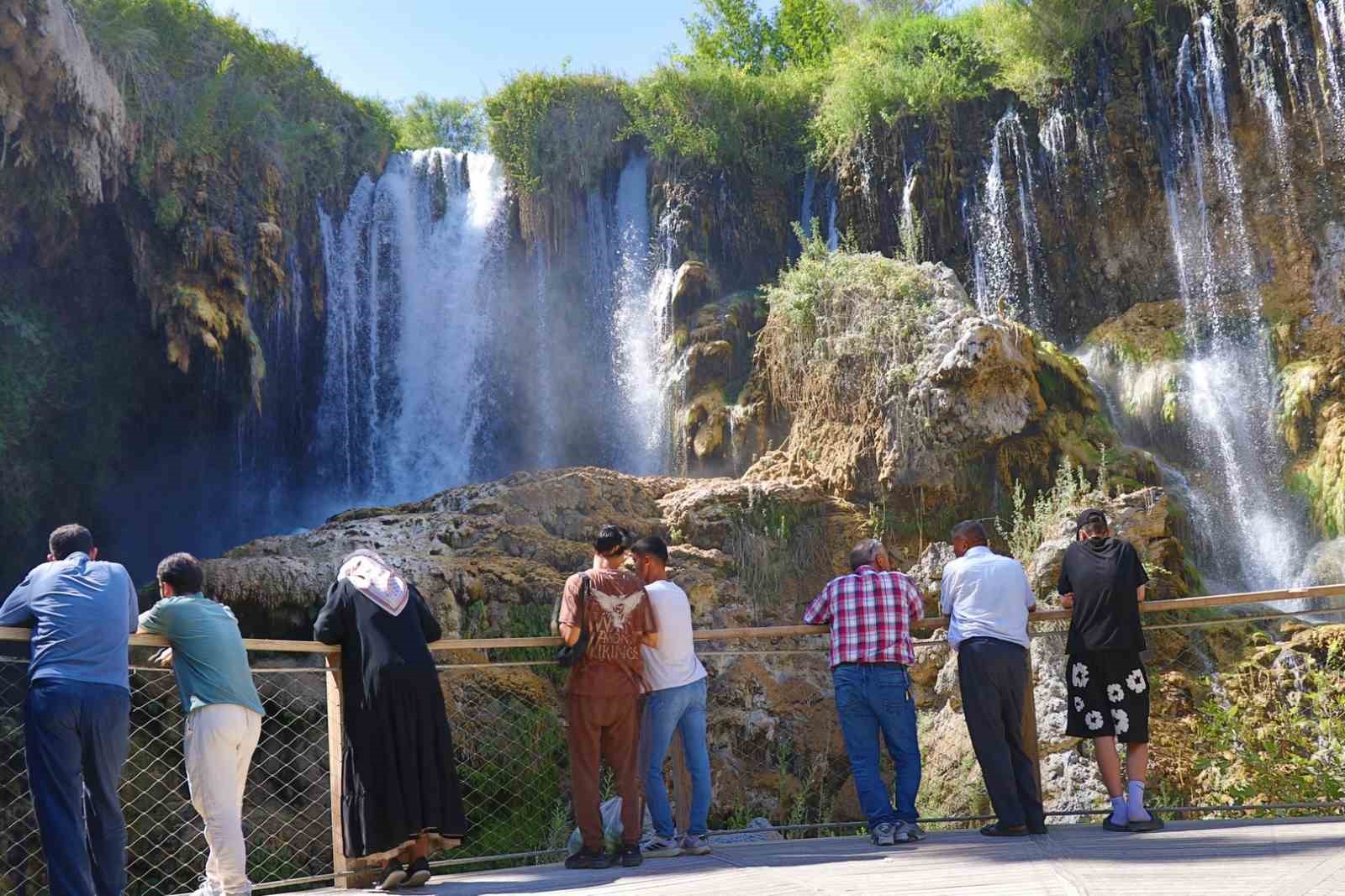 Konya’daki Yerköprü Şelalesi yaz sıcaklarında serinliğin adresi oluyor