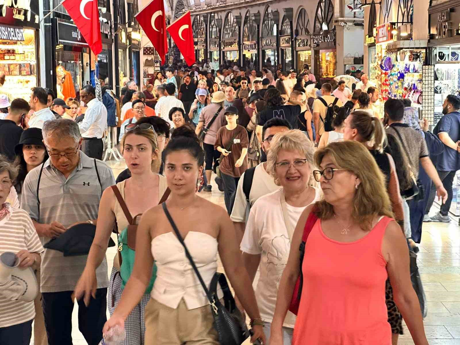 Kapalı&ccedil;arşı yılın ilk 6 ayında 5 milyon turist ağırladı
