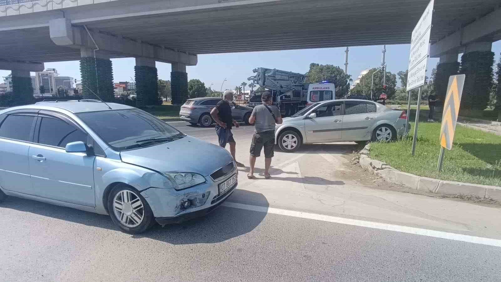 Kaza yapan s&uuml;r&uuml;c&uuml; hastaneye gitmeyi reddetti
