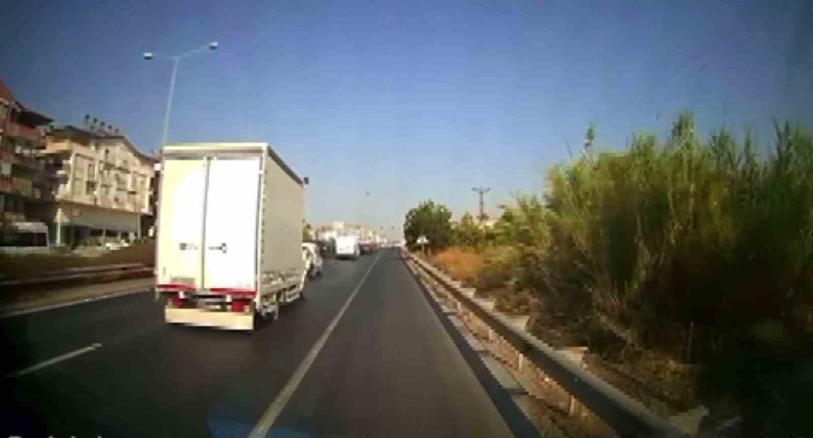 Antalya&rsquo;da kural tanımayan s&uuml;r&uuml;c&uuml;ler ambulansa ge&ccedil;it vermedi
