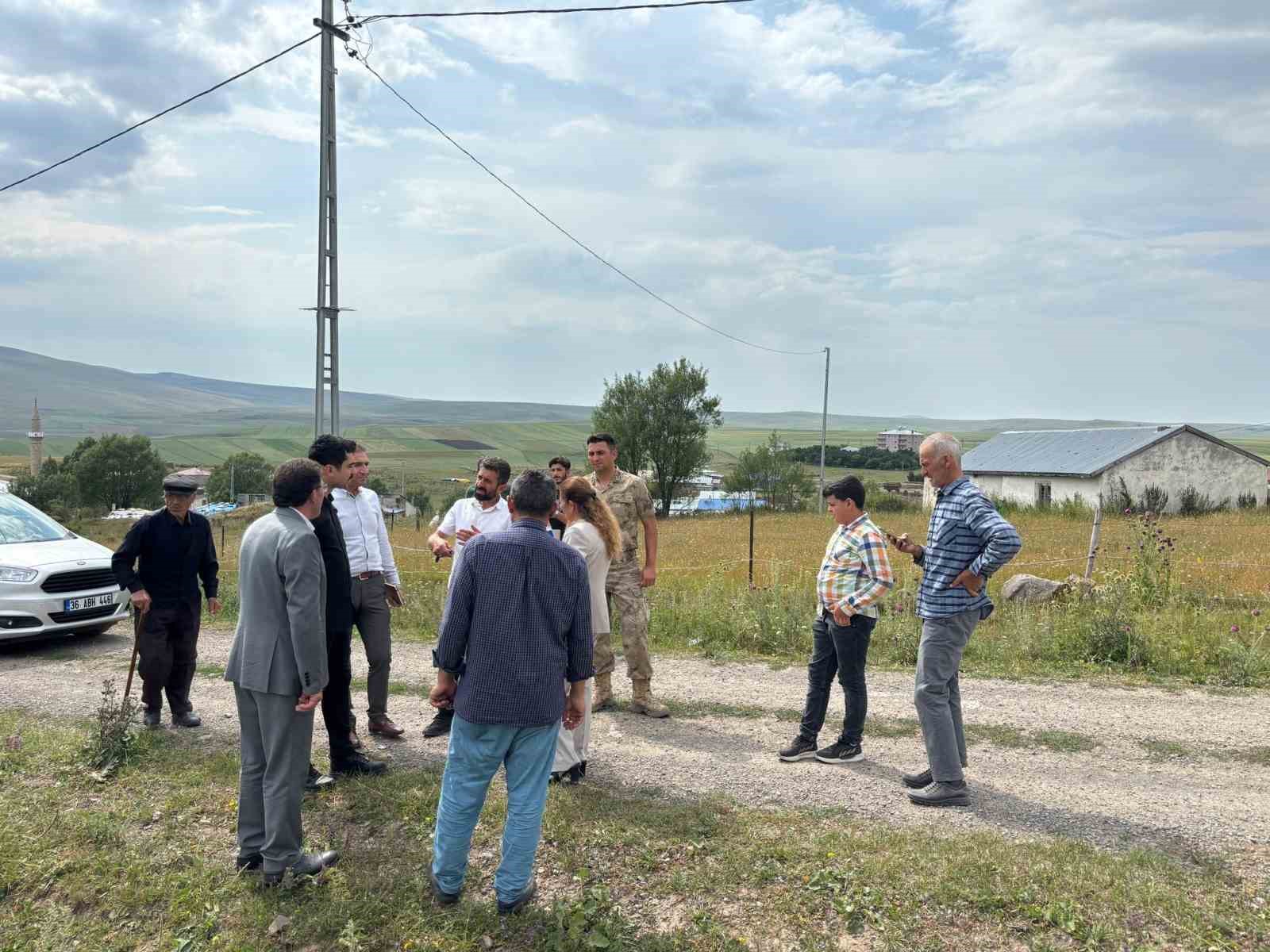 Susuz kaymakamı Tutal, kurum amirleriyle köyleri dolaşıyor