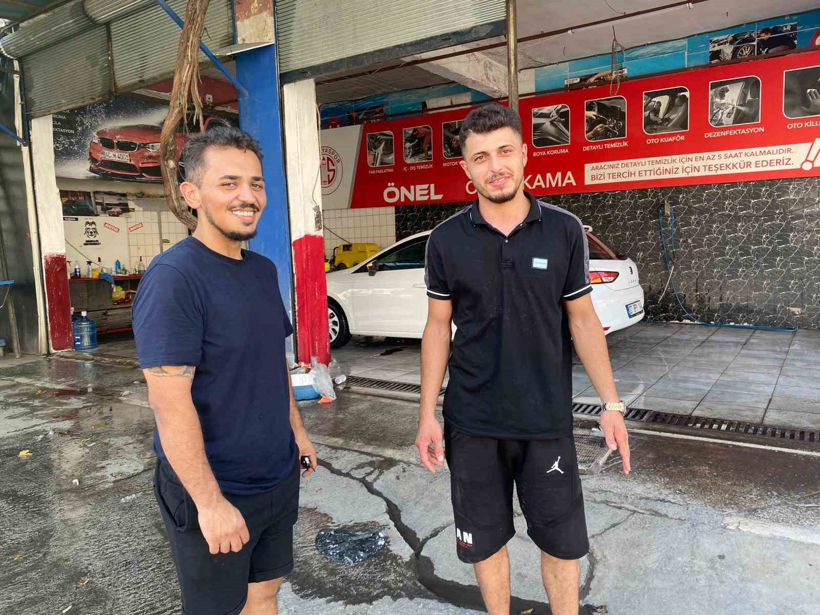 Sıcaktan bunalan köpeğin serinleme yöntemi izleyenleri gülümsetti