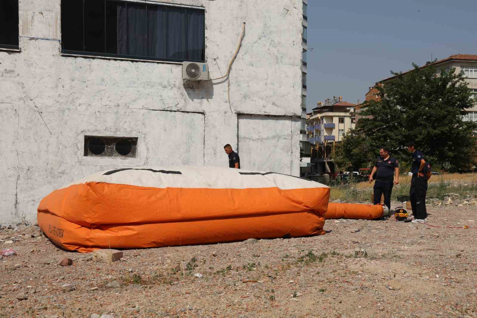 Balkona kp atlamak istedi, polis ekiplerince ikna edildi
