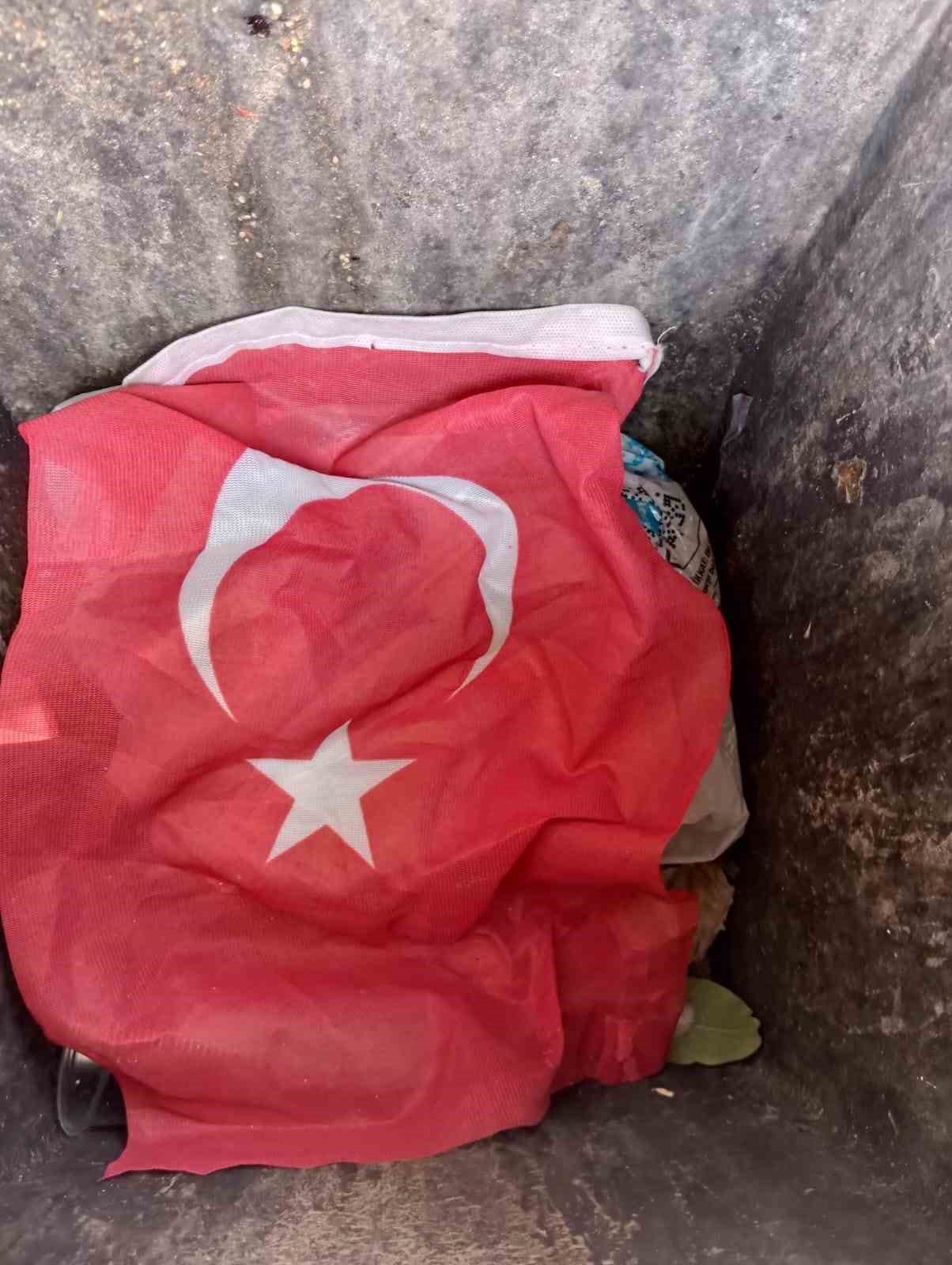 Şanlıurfalı iş&ccedil;inin bayrak hassasiyeti takdir topladı
