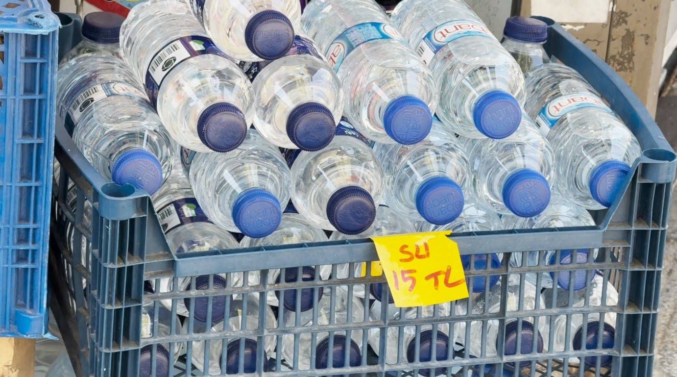 Sultanahmet’te sıcak hava etkisi: Herkesin elinde su şişesi dikkat çekiyor