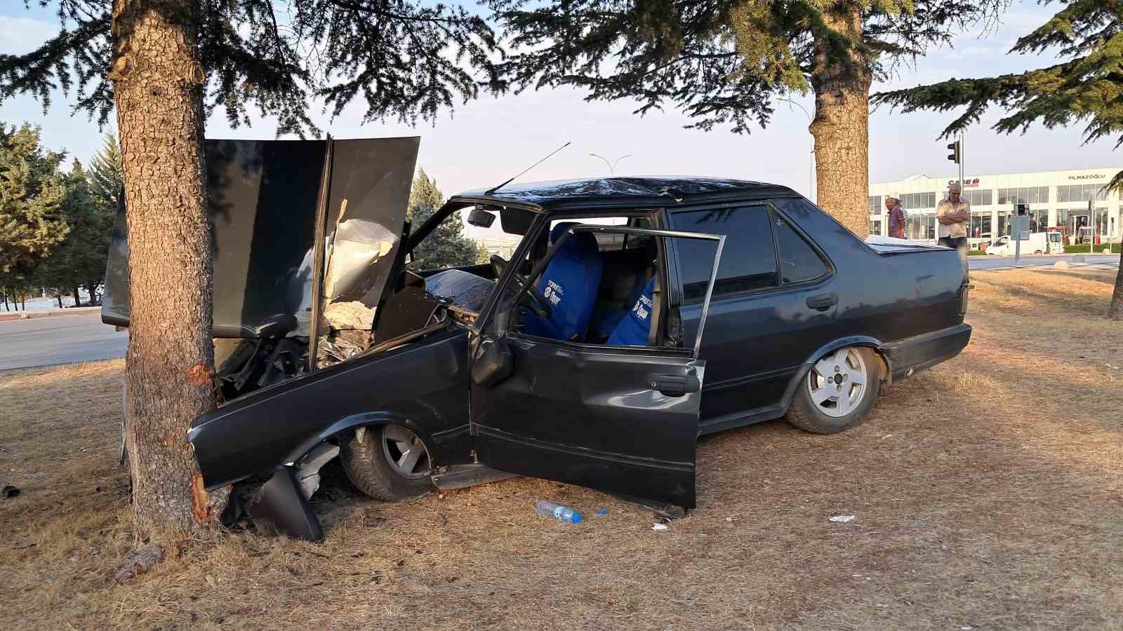 Kontrolden çıkan Tofaş orta refüjdeki ağaca çarptı: 1 yaralı