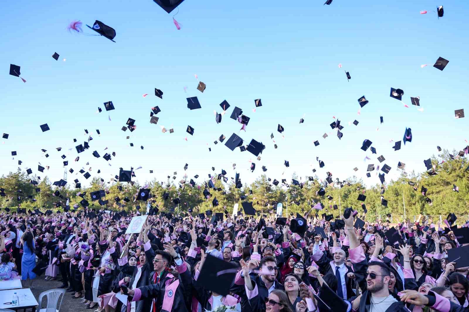 BUÜ’de bu yıl mezun sayısı 6 bini buldu