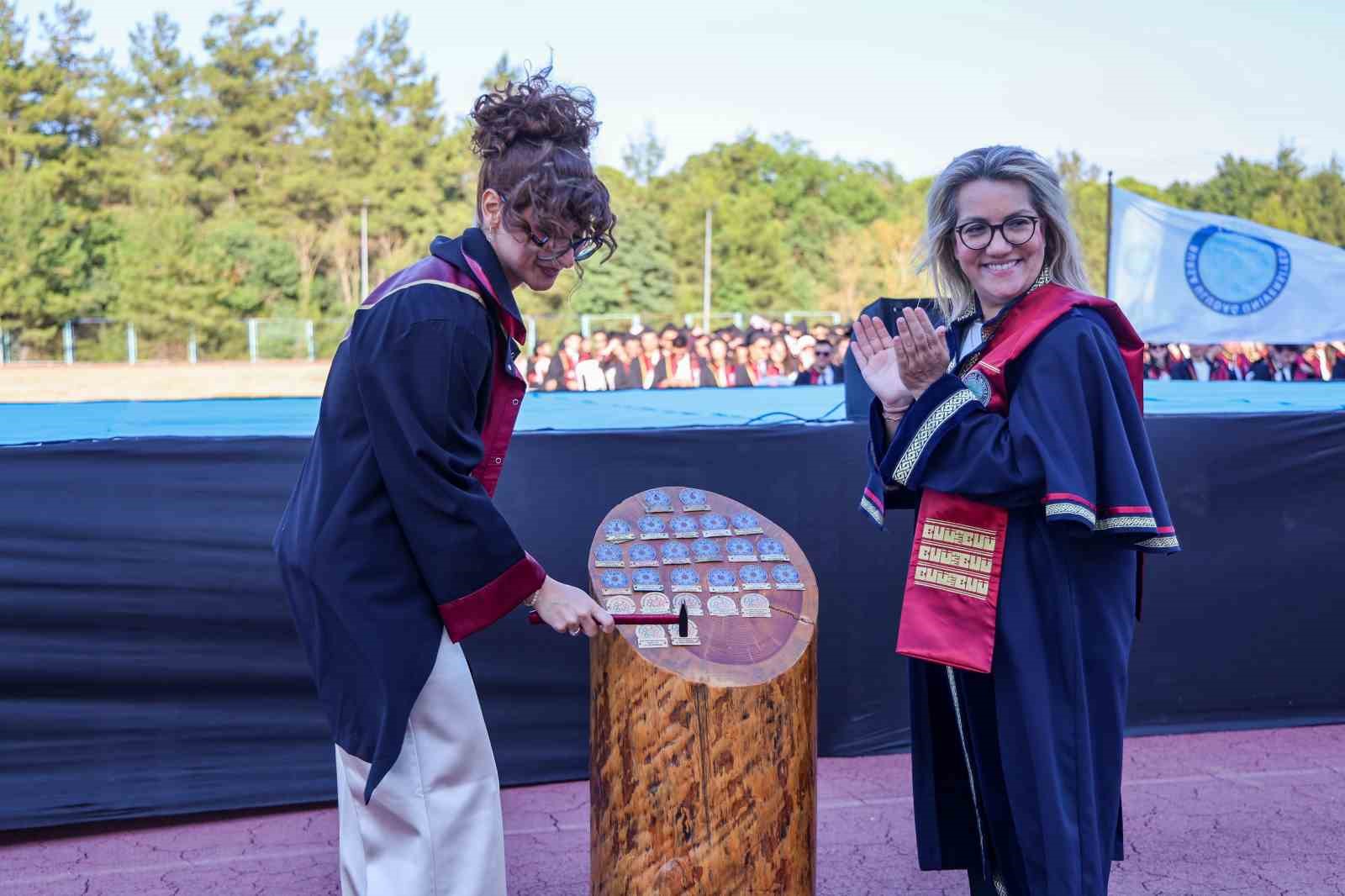 BU&Uuml;&rsquo;de bu yıl mezun sayısı 6 bini buldu
