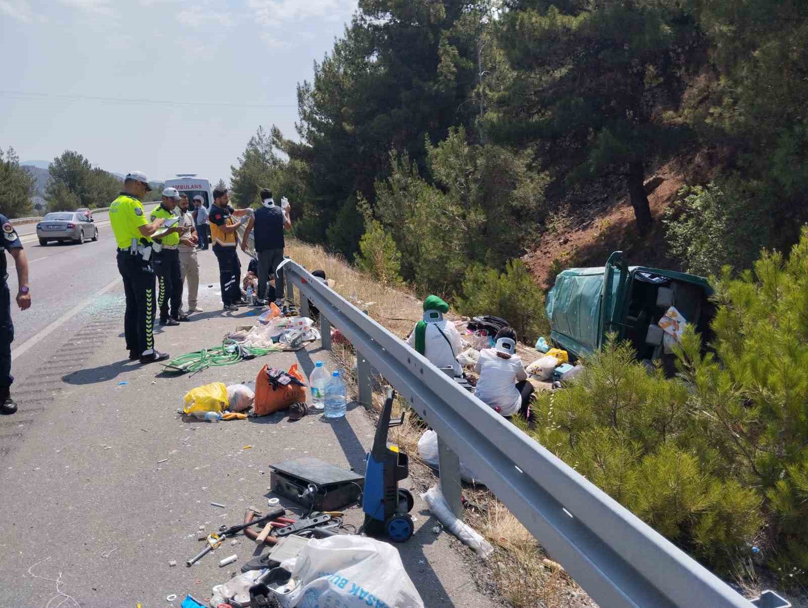 Sivas’ta yoldan çıkan minibüs takla attı: 13 yaralı