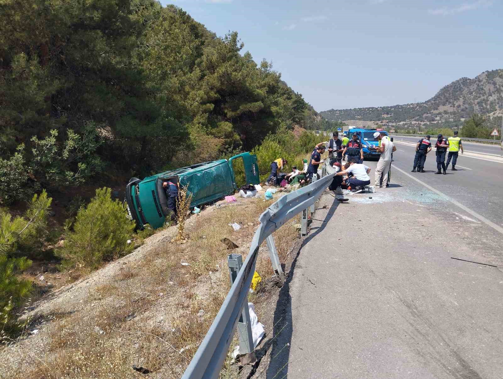 Sivas&rsquo;ta yoldan &ccedil;ıkan minib&uuml;s takla attı: 13 yaralı
