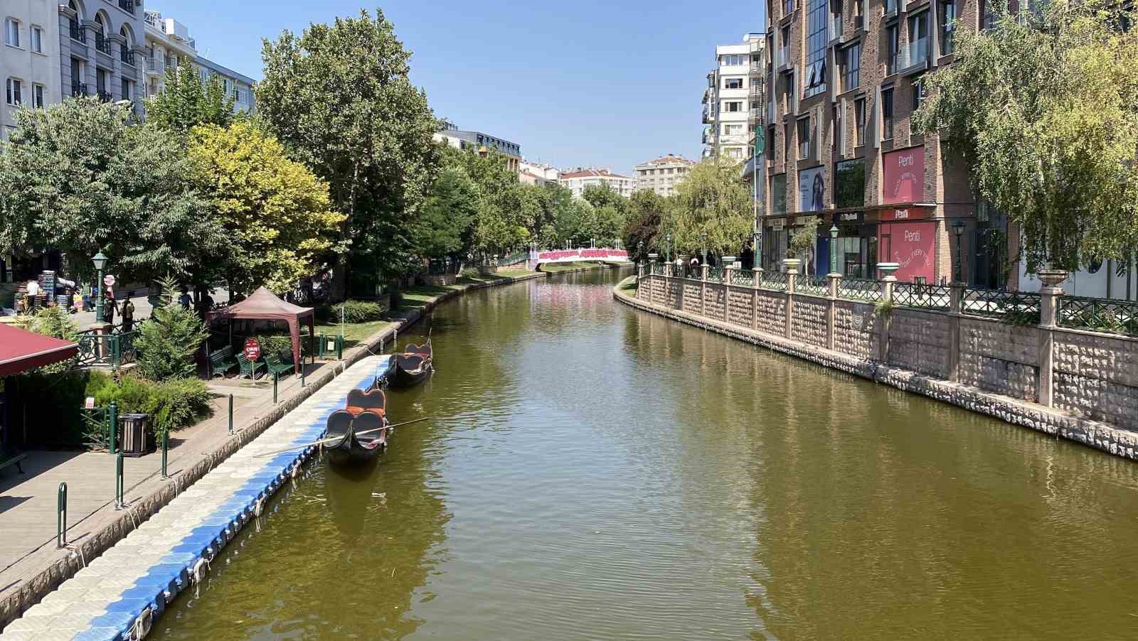 Porsuk Çayı’nın rengi yeşile döndü