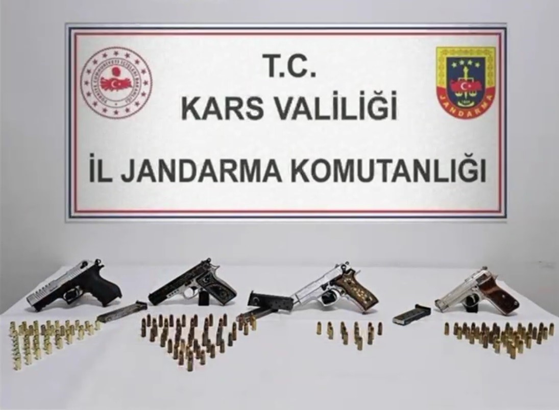 Arpa&ccedil;ay&rsquo;da silah ve m&uuml;himmat ele ge&ccedil;irildi
