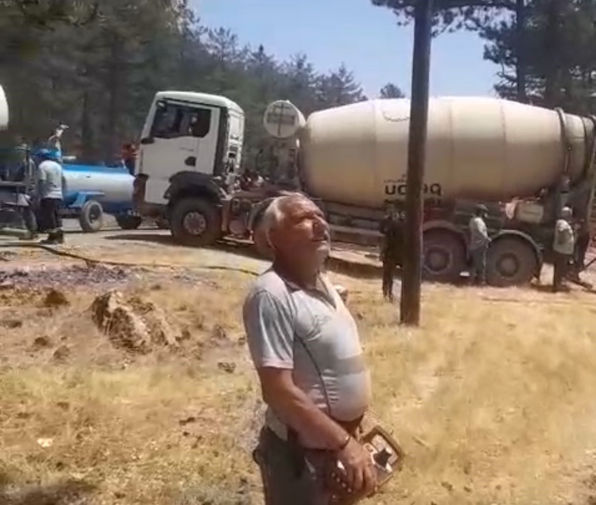 Beton pompası ile yangın söndürmeye katıldı