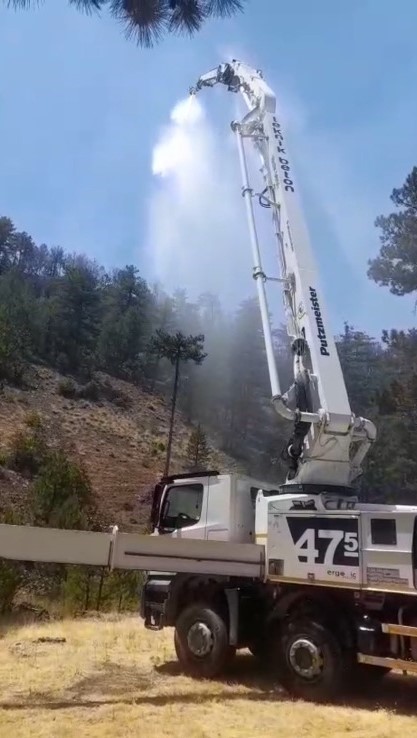 Beton pompası ile yangın s&ouml;nd&uuml;rmeye katıldı
