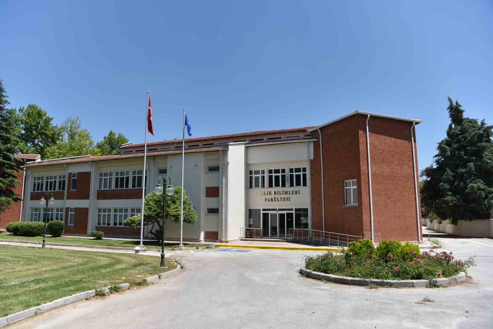 Anadolu Üniversitesi Sağlık Bilimleri Fakültesi alanında uzman personelleri başarıyla yetiştiriyor