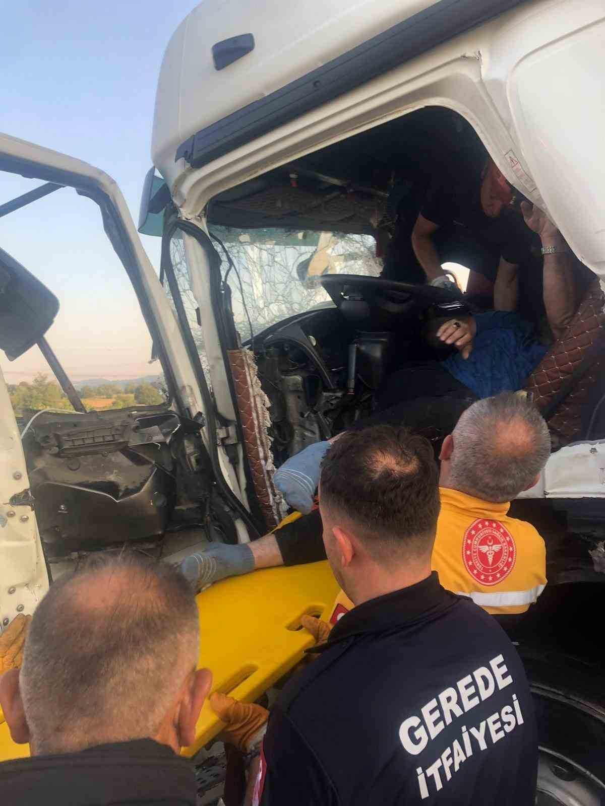 TEM&rsquo;de kamyon tıra arkadan &ccedil;arptı: Yaralı s&uuml;r&uuml;c&uuml; sıkıştı
