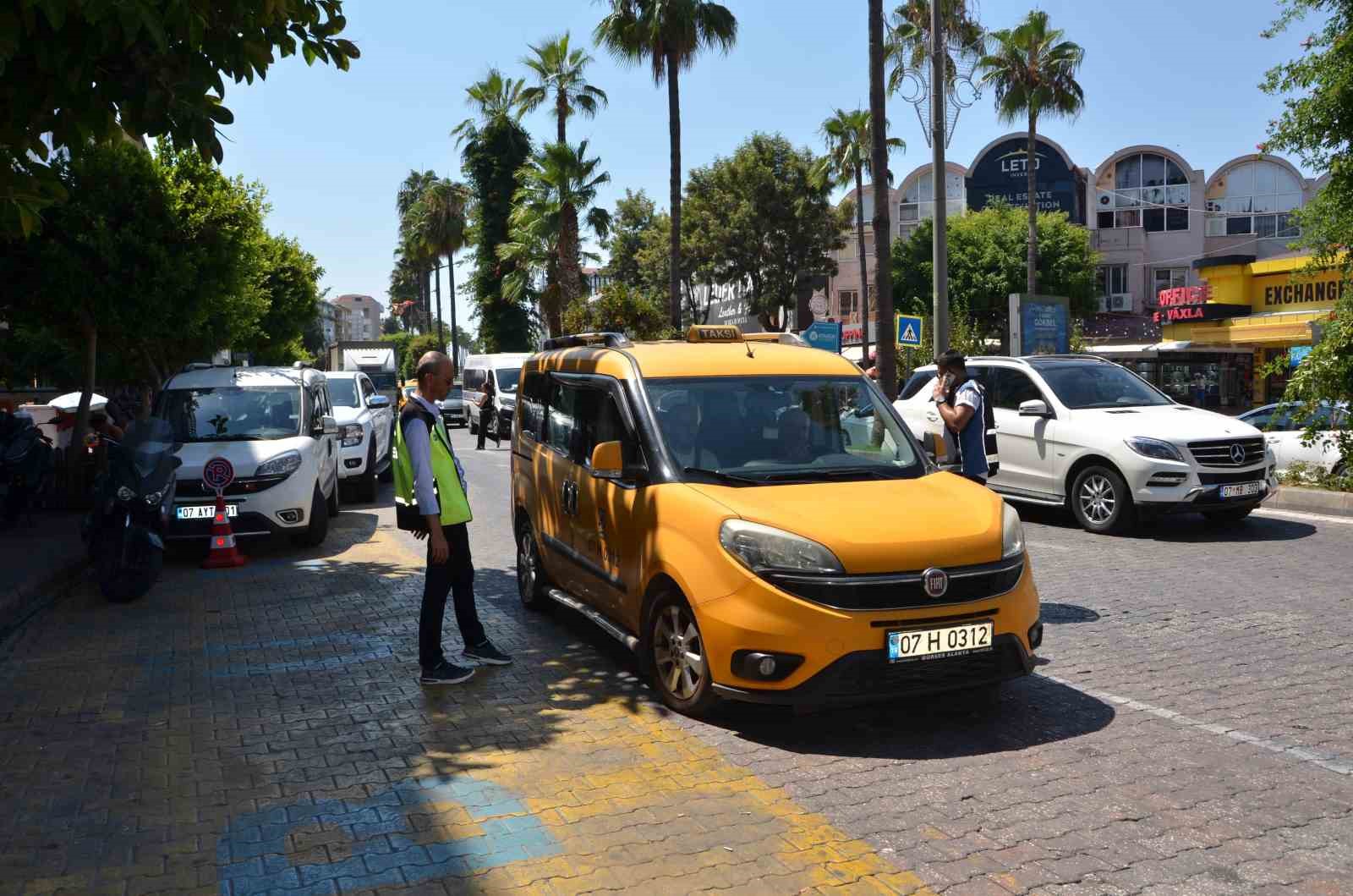 Antalya’da otobüs ve taksilere sıkı denetim