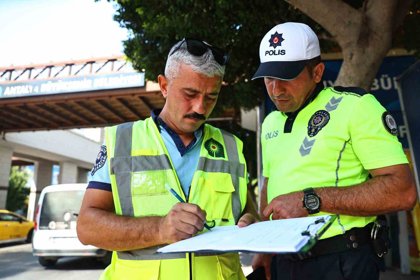 Antalya&rsquo;da otob&uuml;s ve taksilere sıkı denetim
