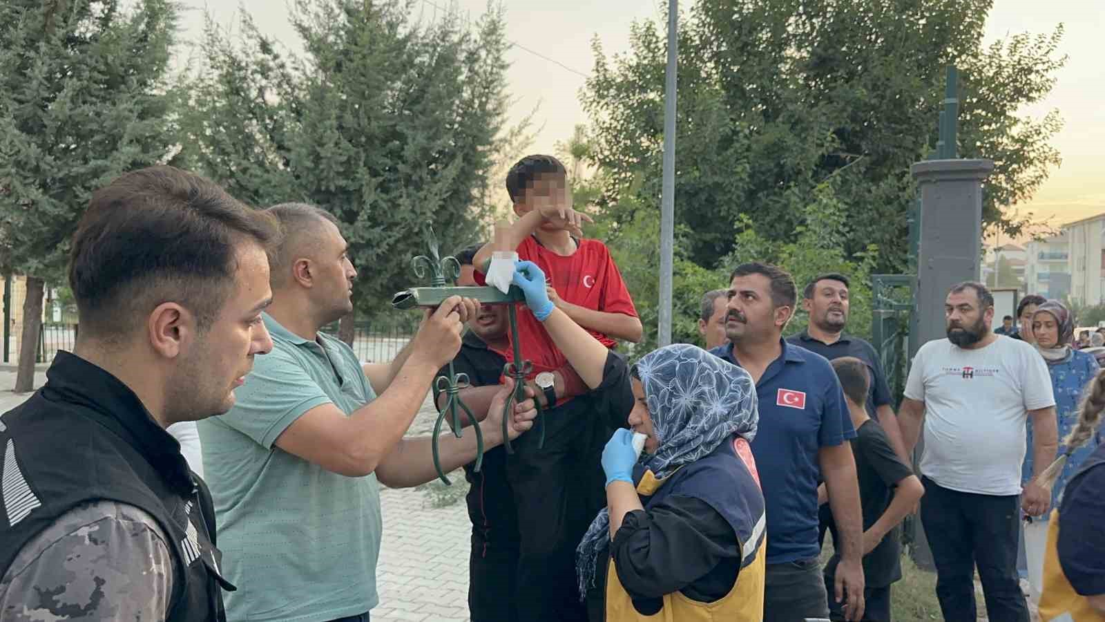 Okul bahesine girmek isterken koluna demir sapland, hastaneye demirle kaldrld
