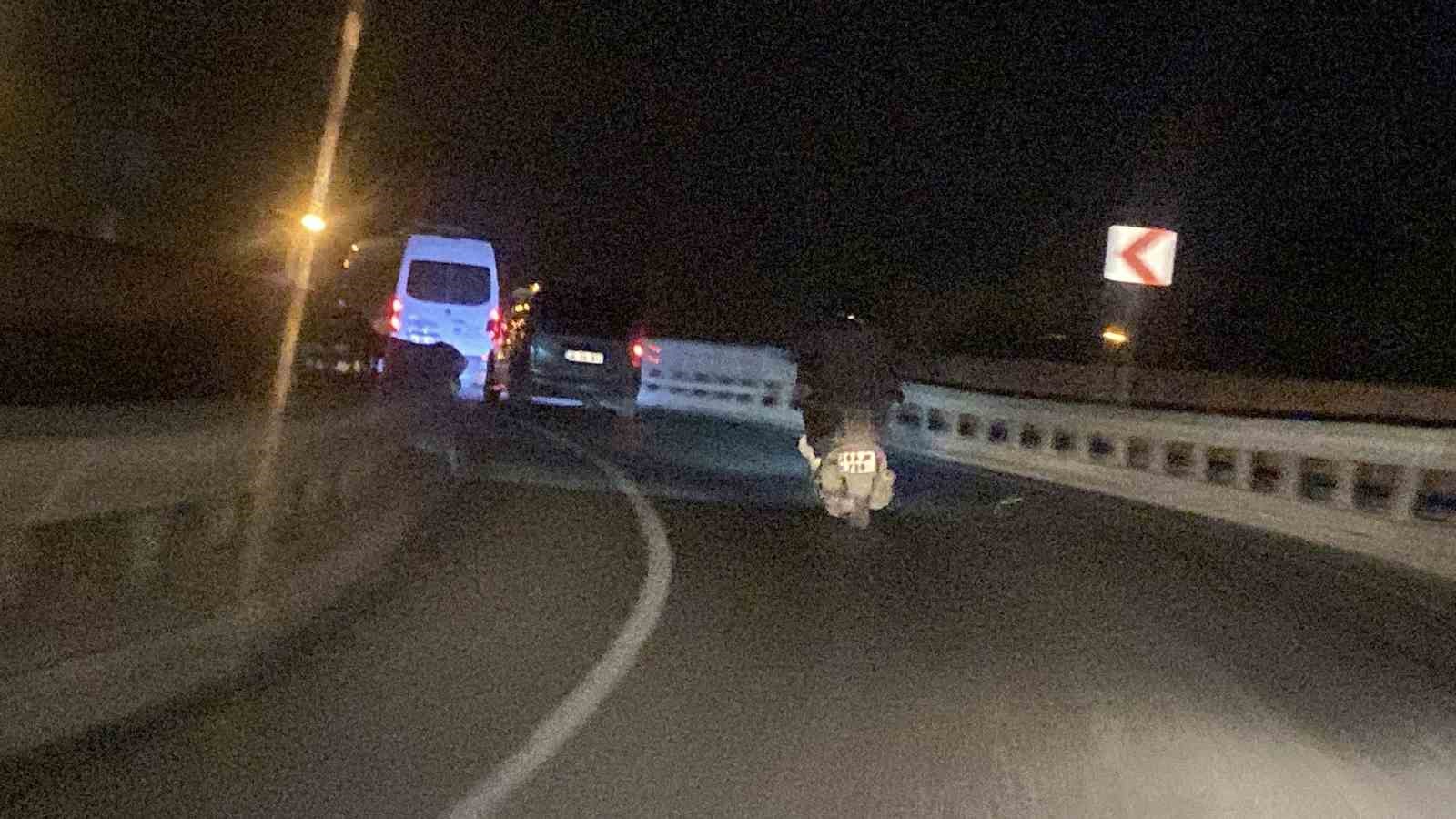 Arka ışıkları yanmayan motosikletli hem kendisini hem de trafiği tehlikeye düşürdü