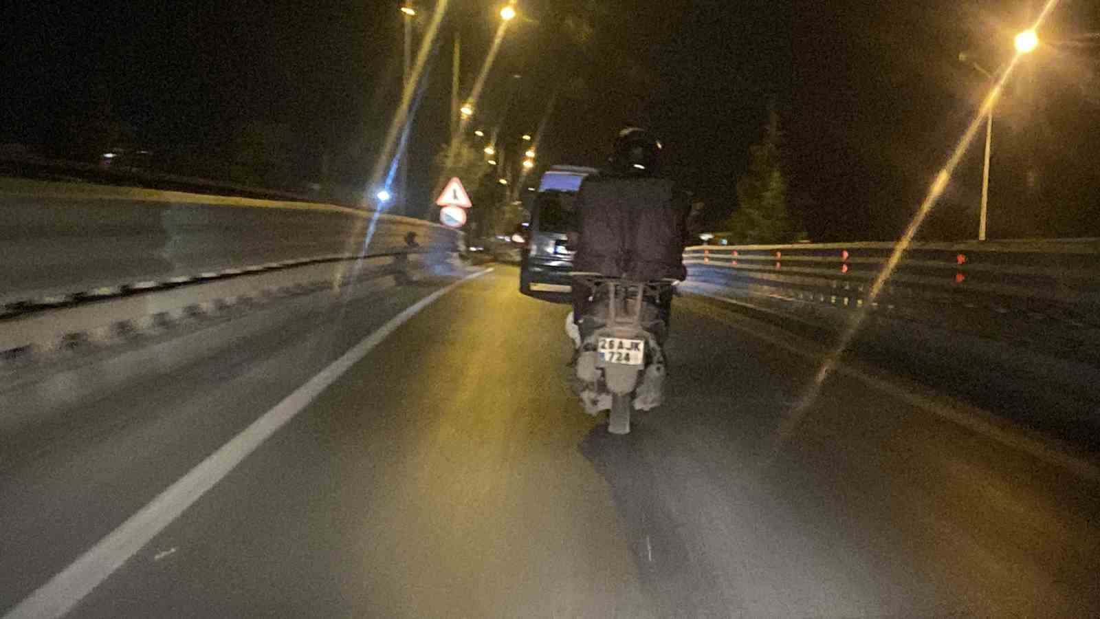 Arka ışıkları yanmayan motosikletli hem kendisini hem de trafiği tehlikeye d&uuml;ş&uuml;rd&uuml;
