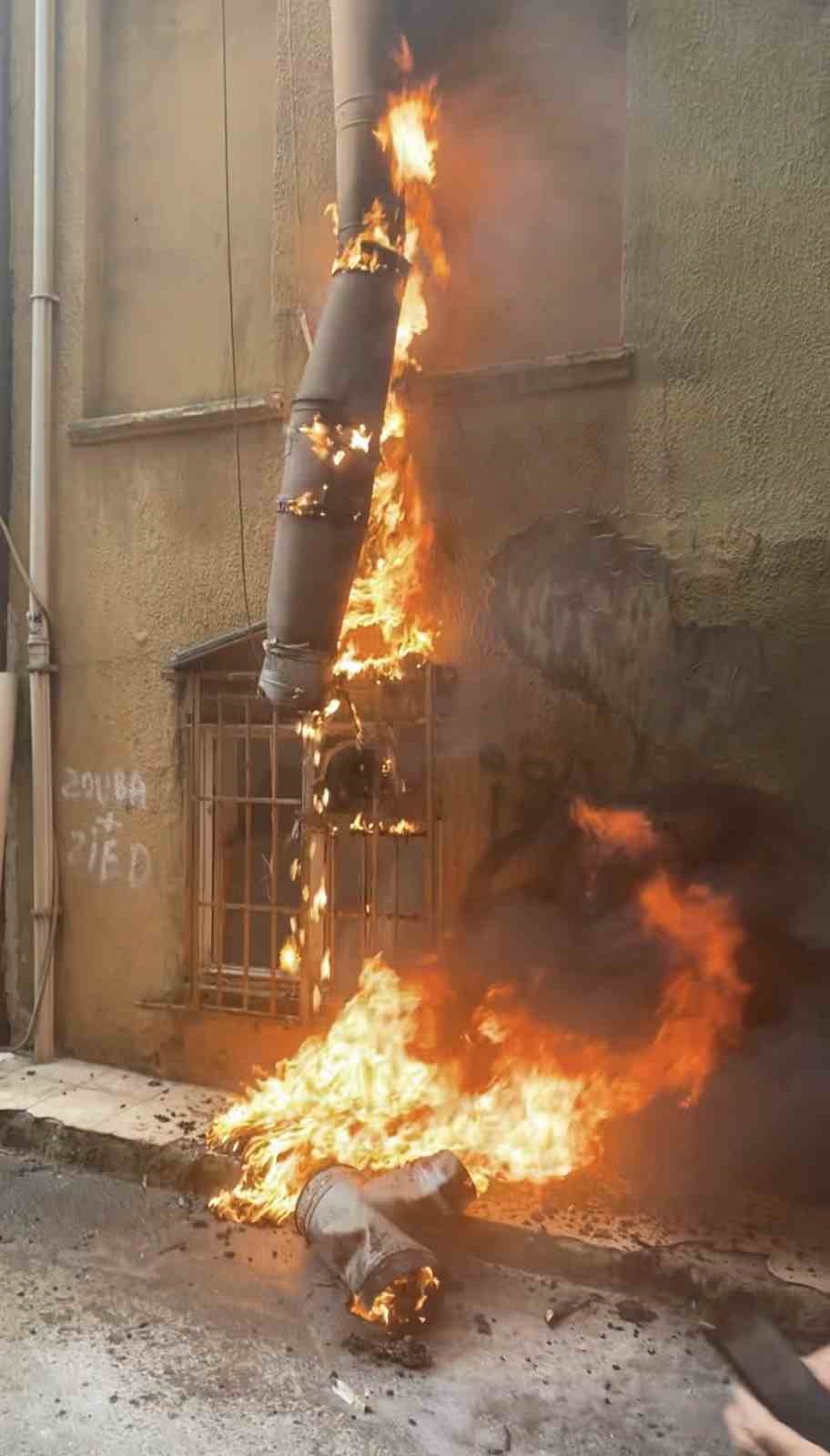 Beyoğlu’nda yangın paniği: Alevlerin yükseldiği anlar kamerada
