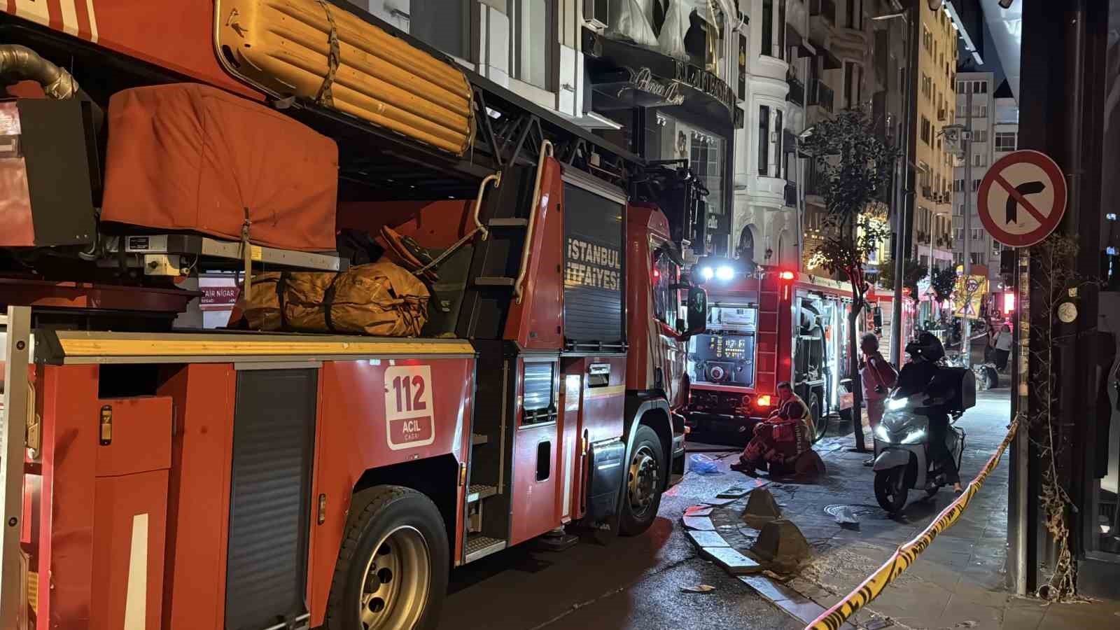 İstiklal'de Korku Anları: Eğlence Mekanı Çatısında Yangın Çıktı!