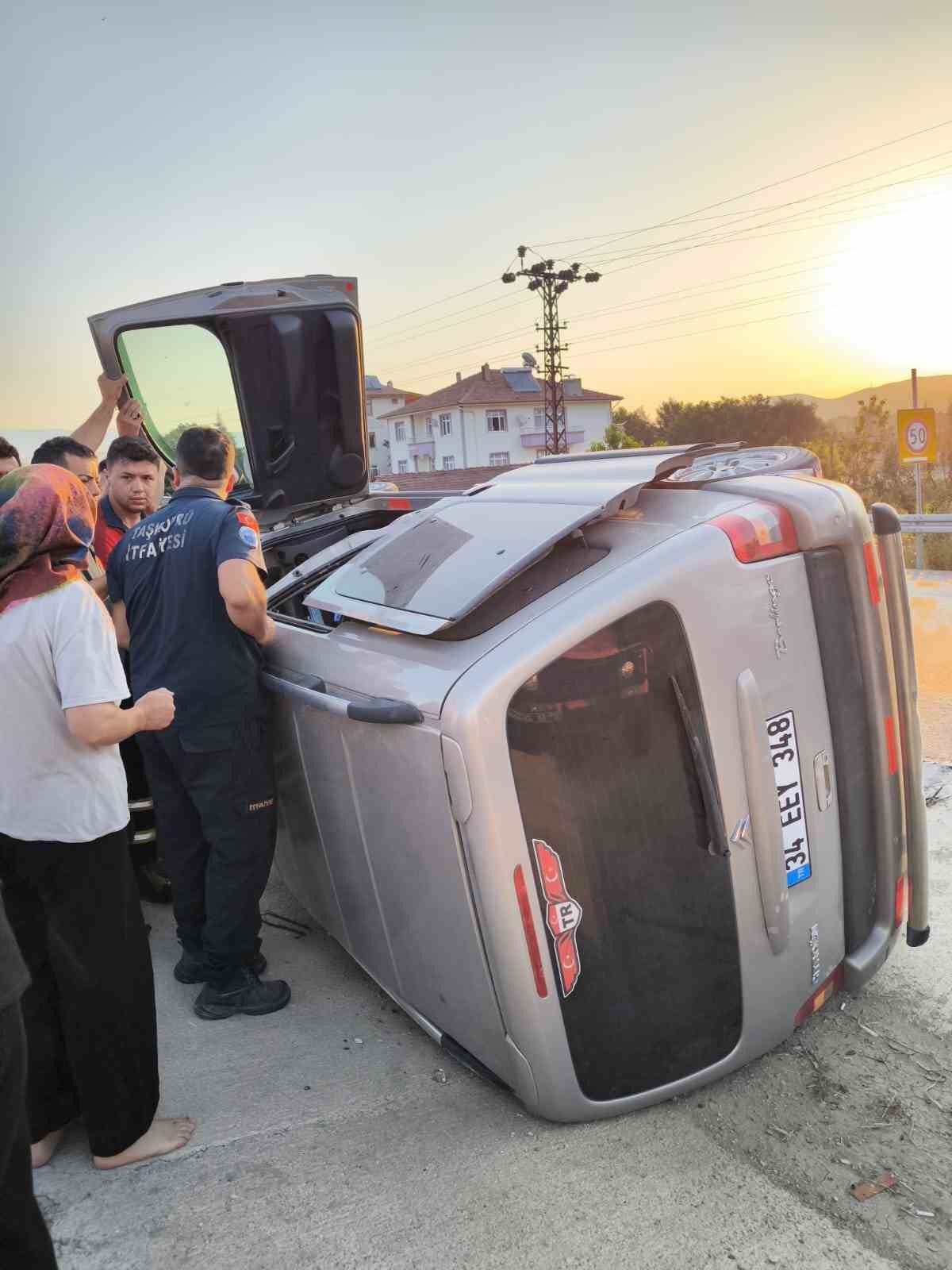 Kastamonu&rsquo;da hafif ticari ara&ccedil; devrildi: 3 yaralı
