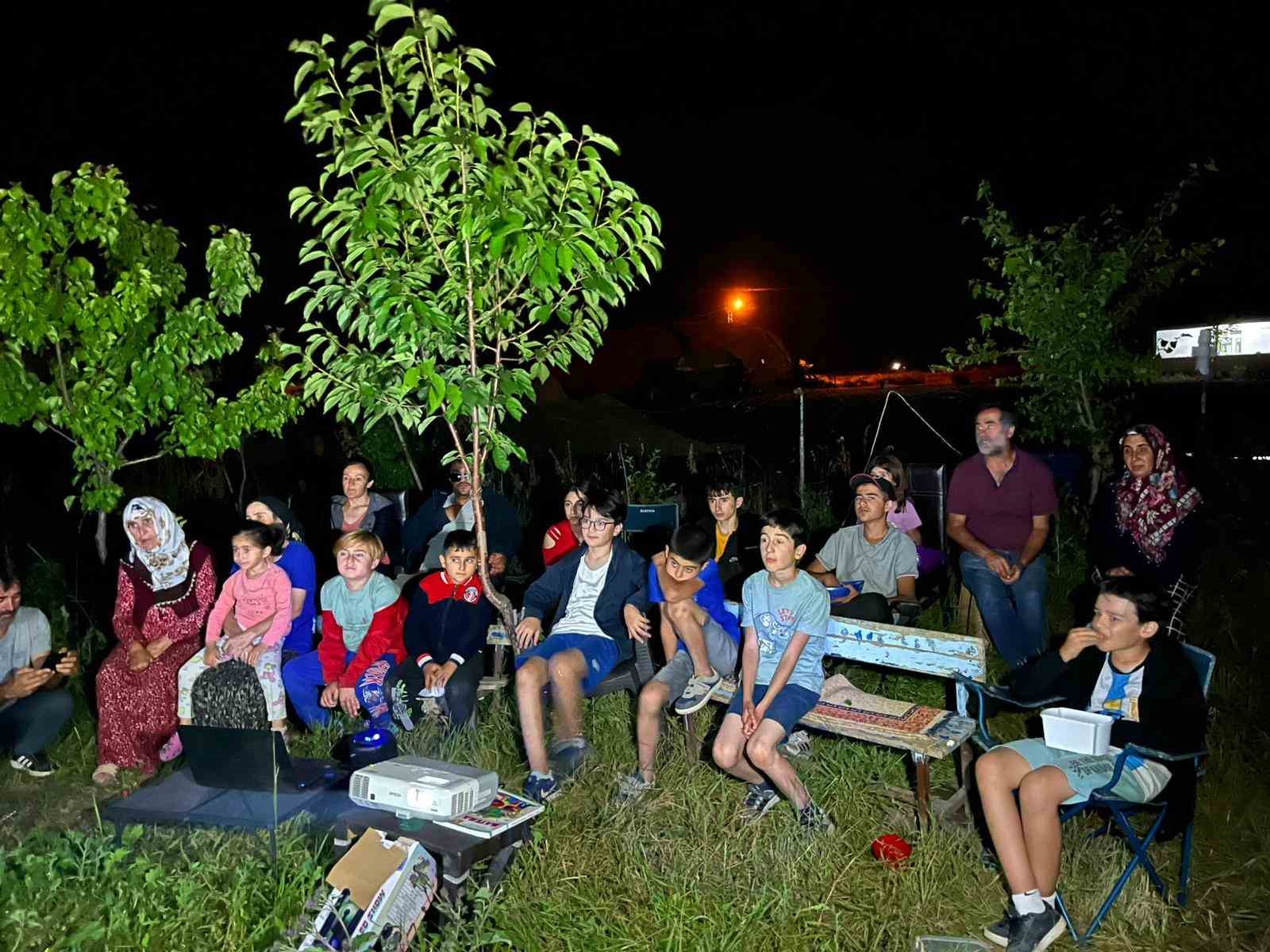 Kars&rsquo;ta &ouml;ğretmenden sıcak yaz akşamında &ccedil;ocuklara sinema keyfi
