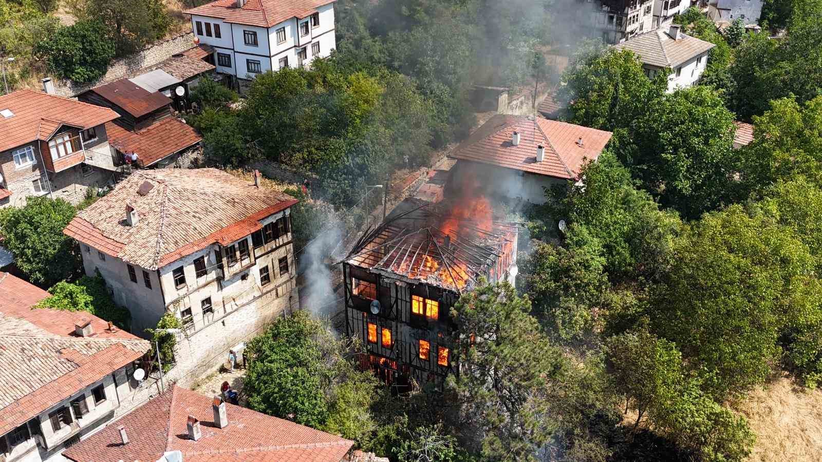 Alevlerin sardığı 150 yıllık tarihi konak dronla görüntülendi