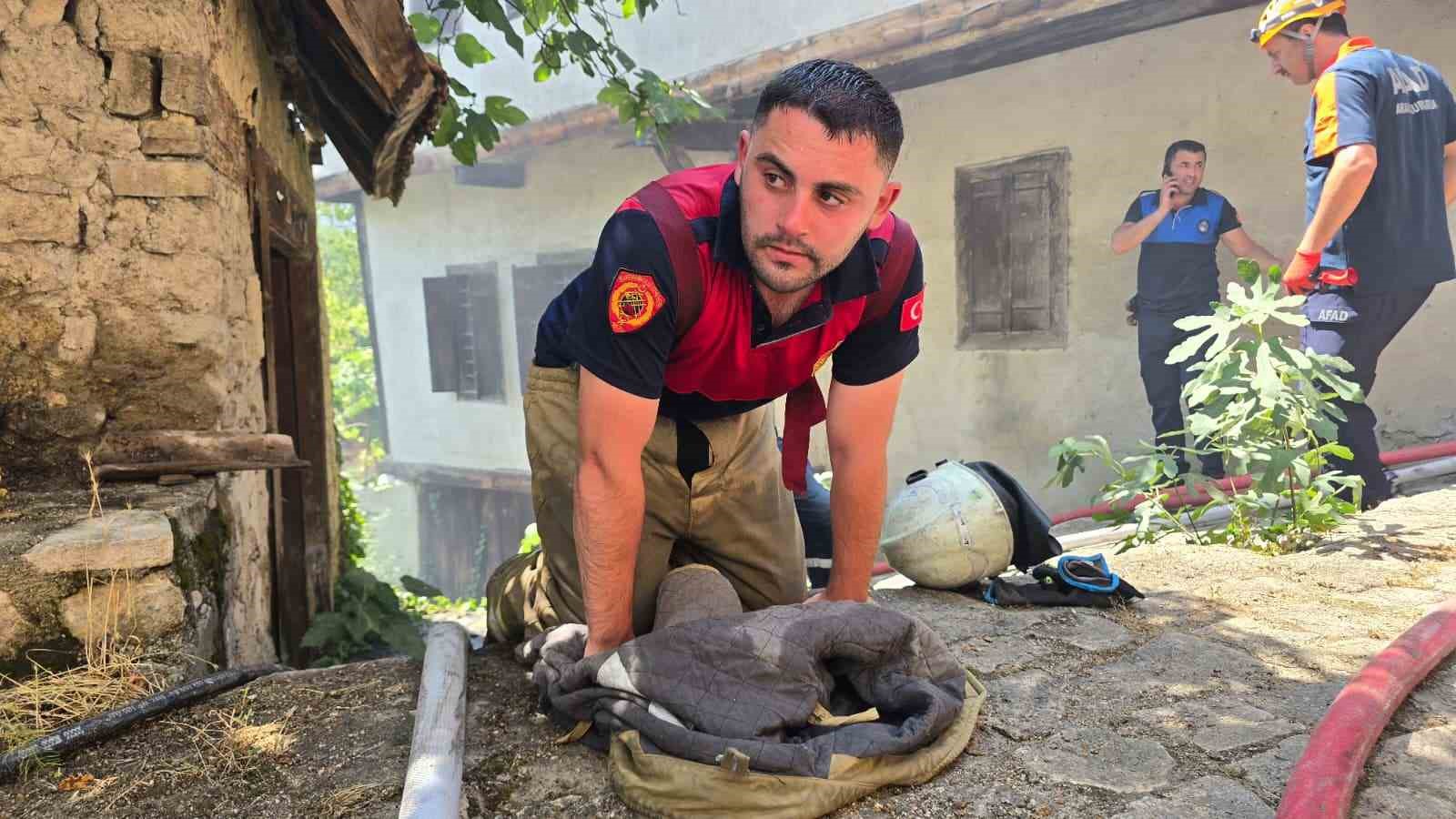 Alevlerin sardığı 150 yıllık tarihi konak dronla g&ouml;r&uuml;nt&uuml;lendi
