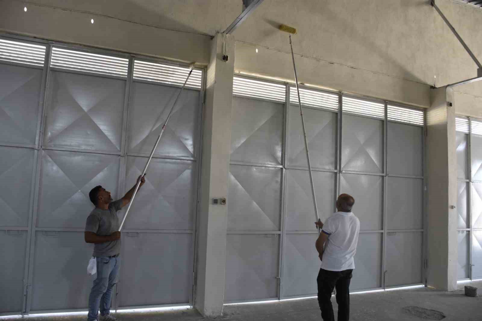 Belediye ekipleri, boya-badana ve tadilat hizmetiyle yüzleri güldürdü