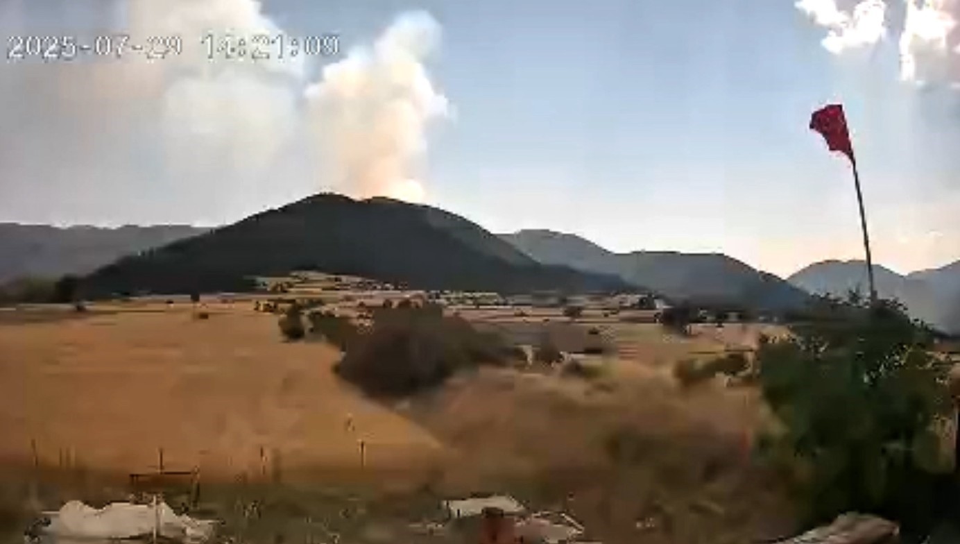 Çankırı-Kastamonu sınırındaki orman yangınının çıkış anı kameraya yansıdı