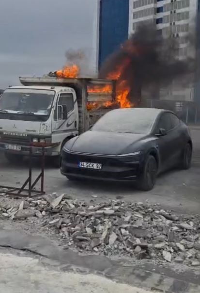 Kamyonette çıkan yangın Tesla araca sıçradı, dün aldığı otomobil zarar gördü