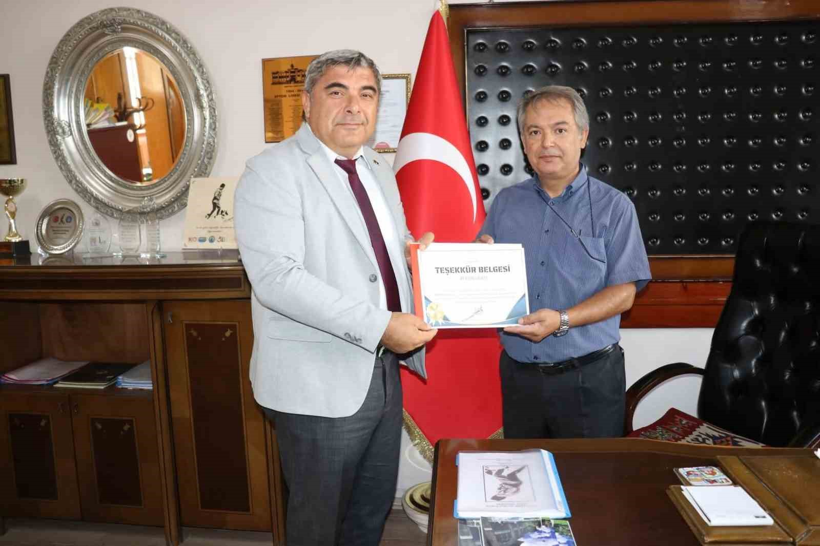 Sünnetci’den YKS şampiyonlarının çıktığı okullara ziyaret