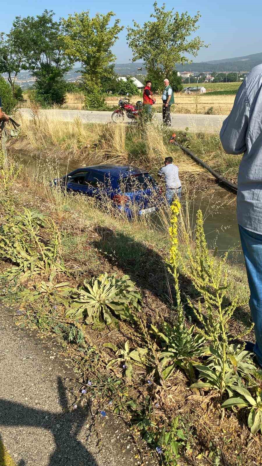 Sulama kanalına u&ccedil;an otomobil, vin&ccedil;le &ccedil;ıkarıldı

