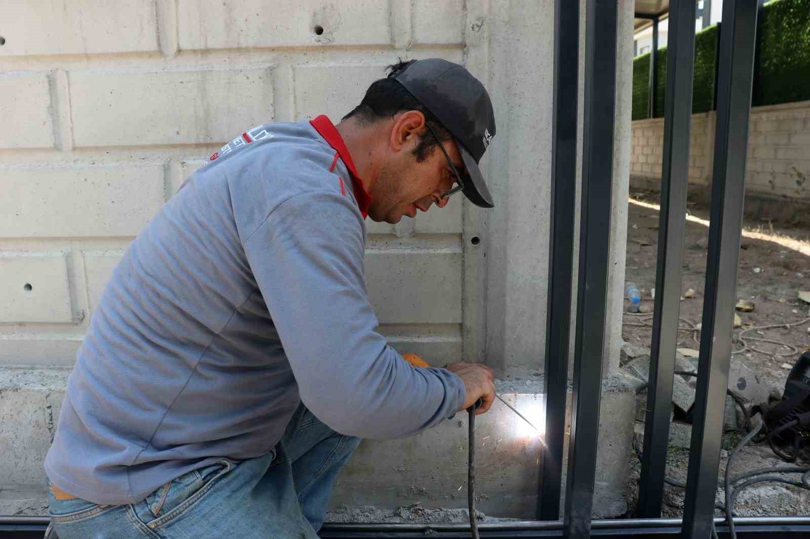 Demircilerin sıcak havada zorlu mesaisi