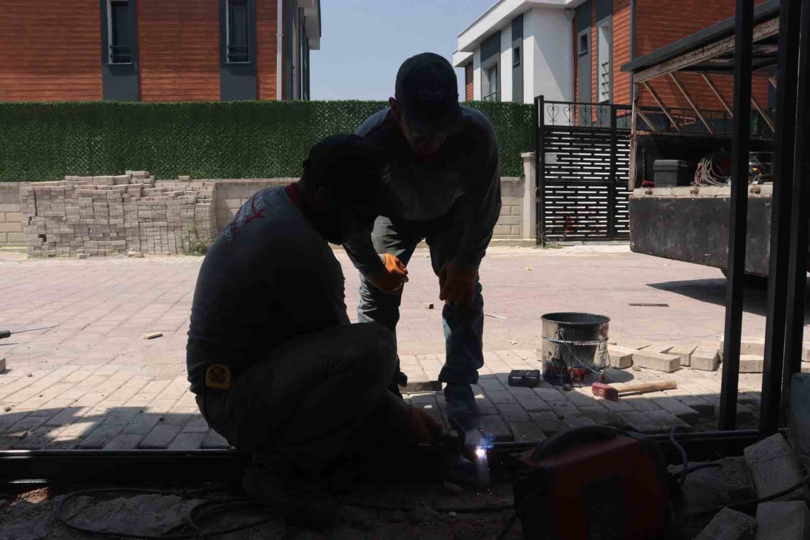 Demircilerin sıcak havada zorlu mesaisi
