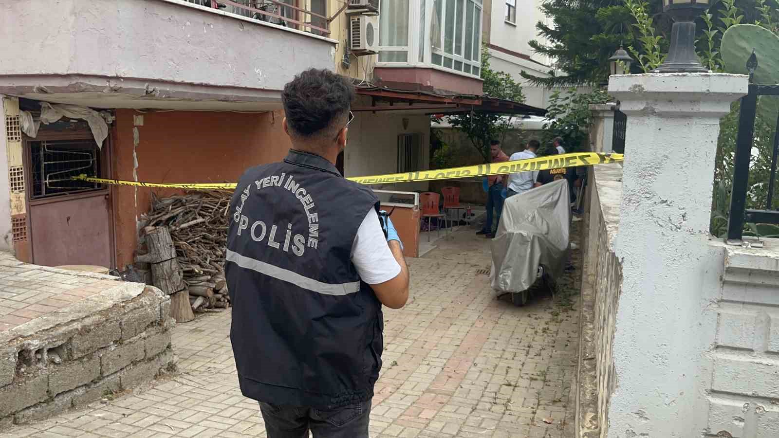 Alanya&rsquo;da evinin &ouml;n&uuml;nde &ouml;l&uuml; bulundu
