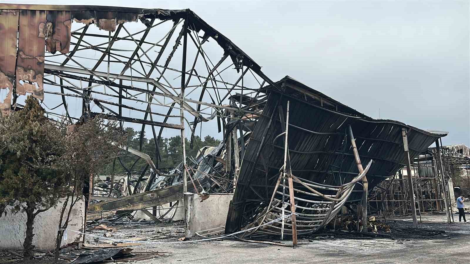 &Ccedil;ekmek&ouml;y&rsquo;de yanarak k&uuml;le d&ouml;nen s&uuml;nger fabrikası havadan g&ouml;r&uuml;nt&uuml;lendi
