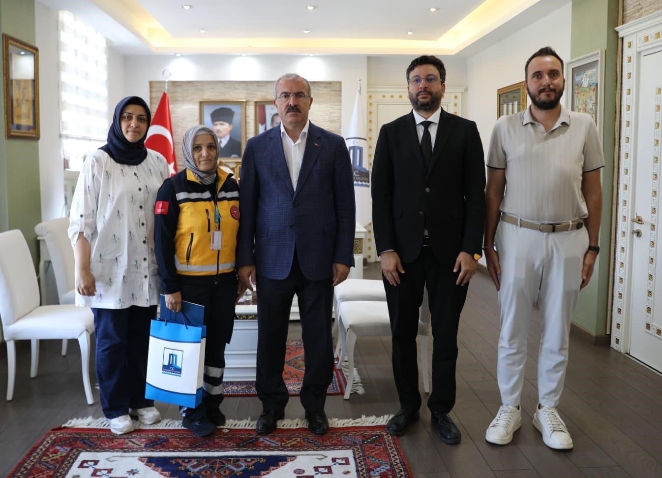 Boğazına mama ka&ccedil;arak nefessiz kalan bebeğe telefonla m&uuml;dahale
